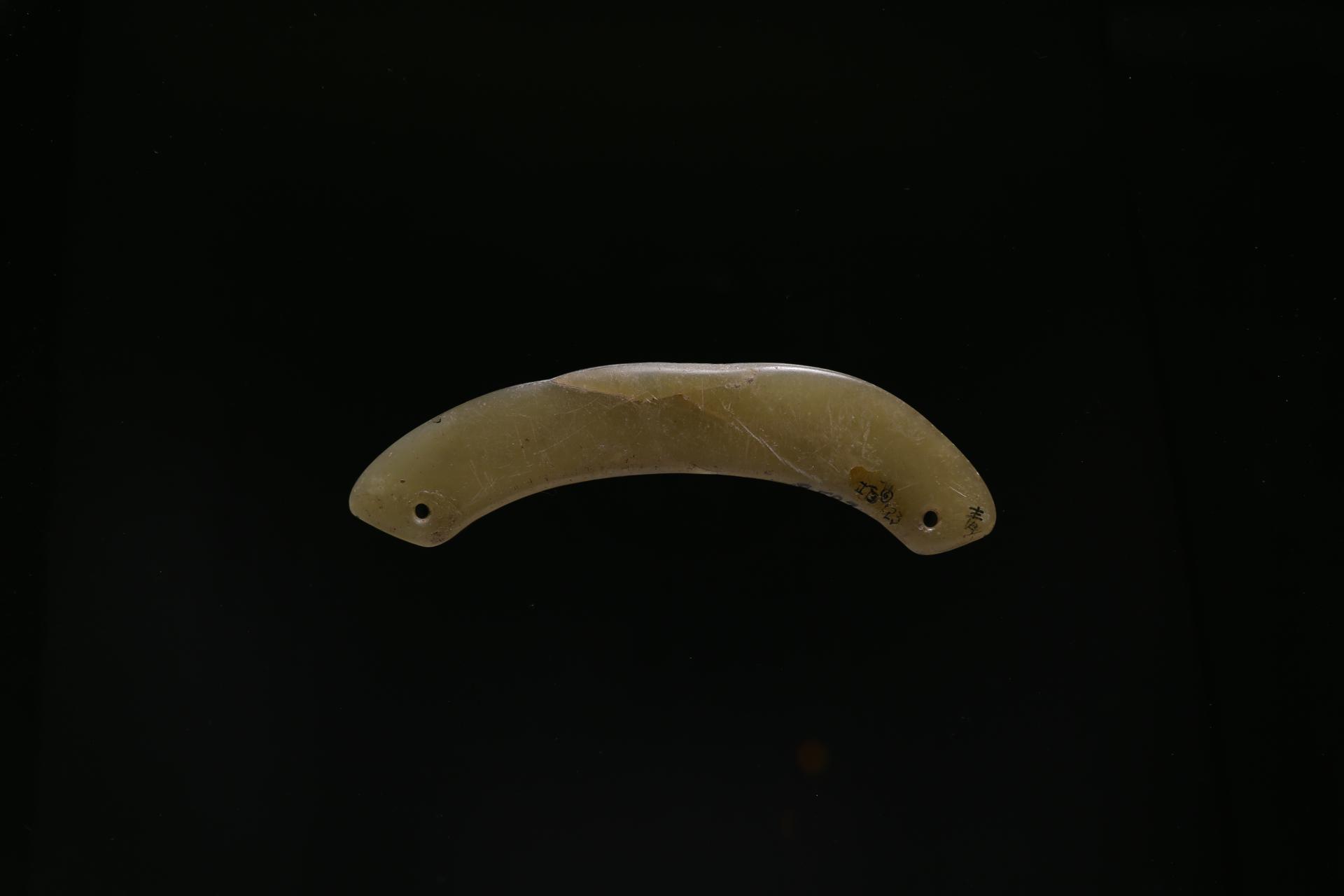 新石器时代屈家岭文化弧形米黄色玉璜