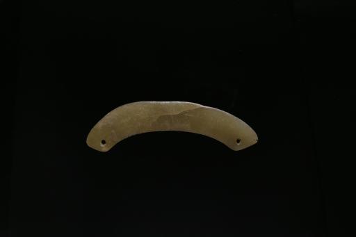 新石器时代屈家岭文化弧形米黄色玉璜
