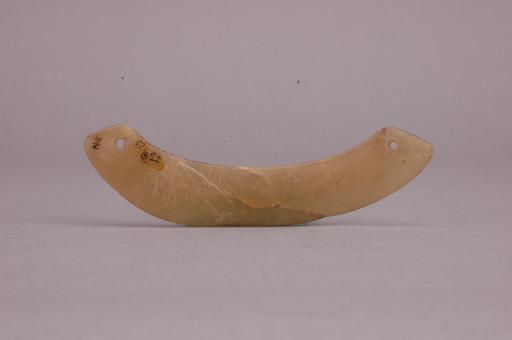 新石器时代屈家岭文化弧形米黄色玉璜