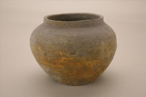 东汉敛口方唇矮领鼓腹平底夹细砂灰陶罐
