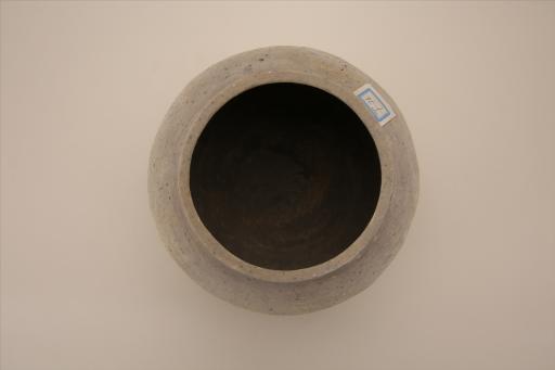 东汉敛口方唇矮领鼓腹平底夹细砂灰陶罐