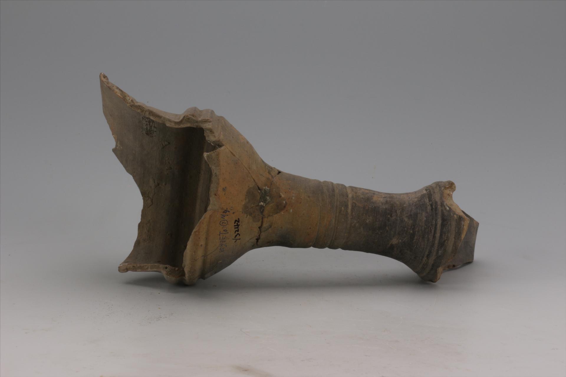 商柱形柄凹弦纹泥质灰黄陶豆