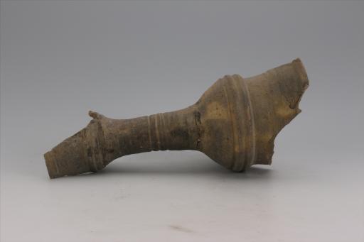 商柱形柄凹弦纹泥质灰黄陶豆