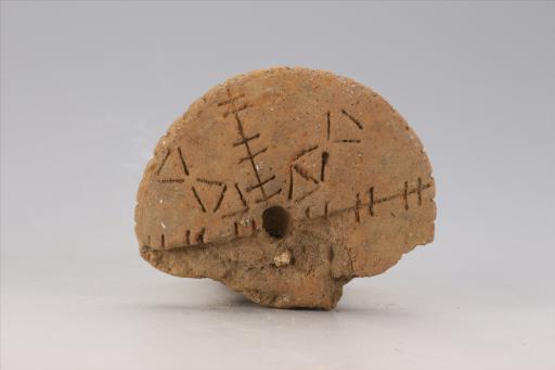 新石器时代大溪文化猪嘴形弧顶宽缘刻划短条纹夹砂红陶支座