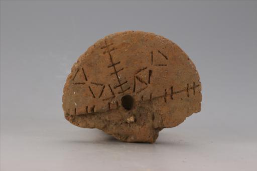 新石器时代大溪文化猪嘴形弧顶宽缘刻划短条纹夹砂红陶支座