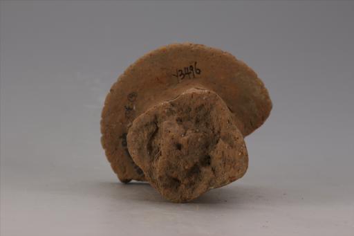 新石器时代大溪文化猪嘴形弧顶宽缘刻划短条纹夹砂红陶支座