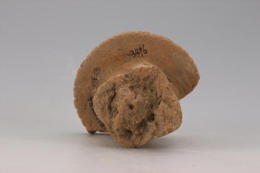 新石器时代大溪文化猪嘴形弧顶宽缘刻划短条纹夹砂红陶支座