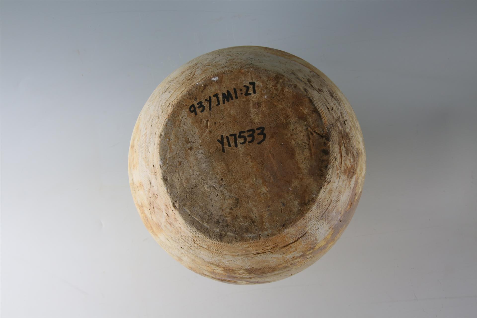 六朝盘口束颈弧肩鼓腹平底桥形耳凹弦纹青釉瓷罐