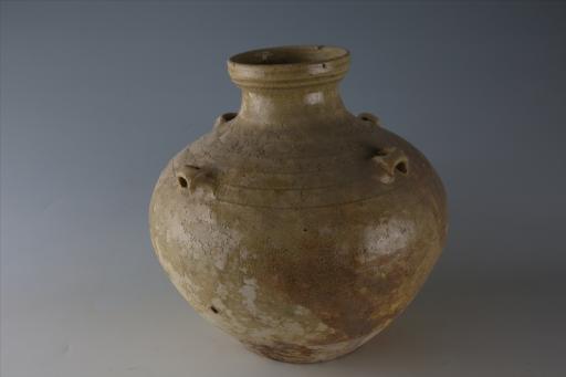 六朝盘口束颈弧肩鼓腹平底桥形耳凹弦纹青釉瓷罐