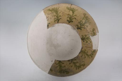 宋直口平底植物纹米黄釉陶盆