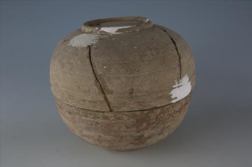 西汉子母口弧腹平底圆圈纽弧顶盖凹弦纹红彩泥质灰陶盒