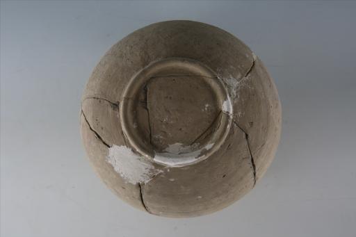 西汉子母口弧腹平底圆圈纽弧顶盖凹弦纹红彩泥质灰陶盒