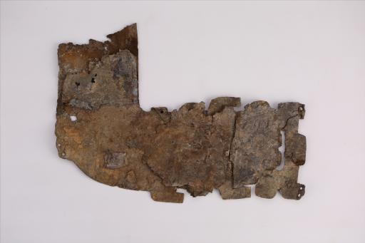 春秋时期倒山字形镂孔齿边曲尺形綯纹锡饰片