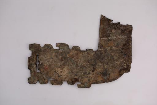 春秋时期倒山字形镂孔齿边曲尺形綯纹锡饰片