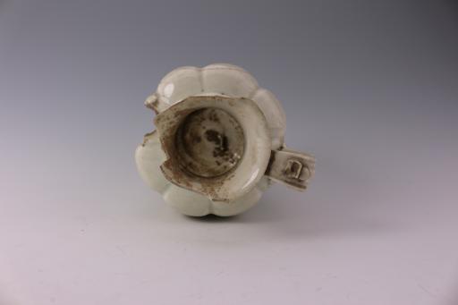 宋瓜棱腹暗纹白釉瓷执壶