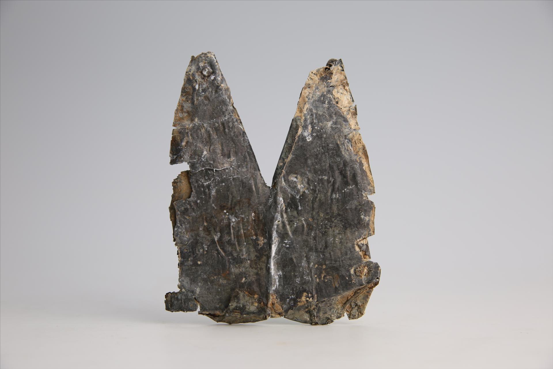 春秋时期曲顶燕尾形包锡箔锡饰片