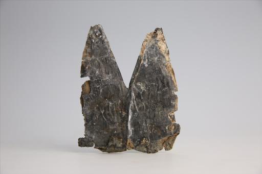 春秋时期曲顶燕尾形包锡箔锡饰片