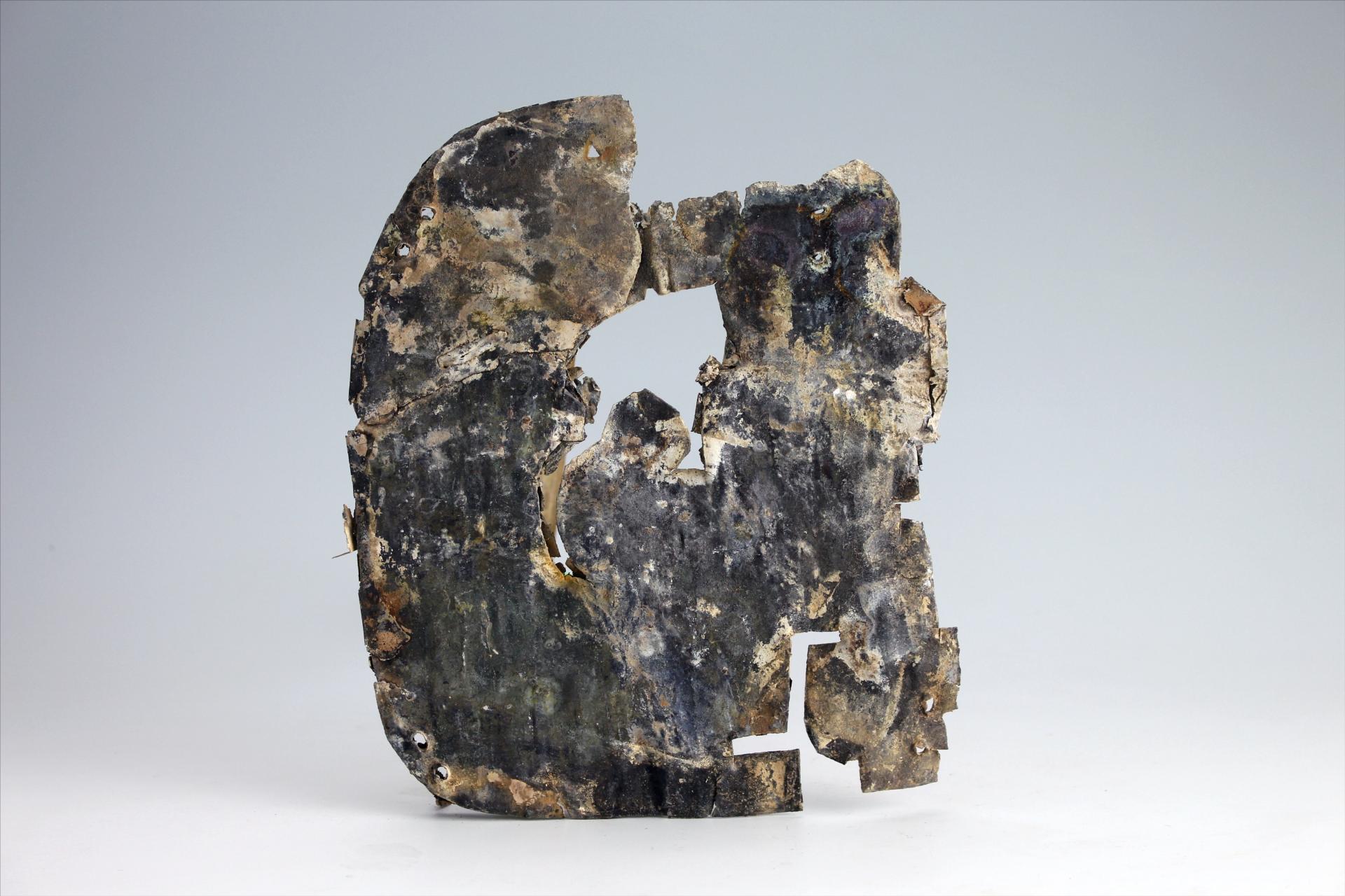 春秋时期“P”形包锡箔锡饰片