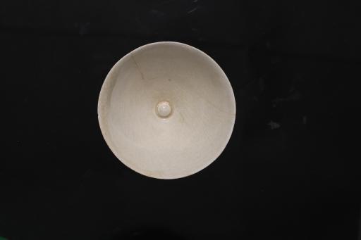 宋斗形开片乳白釉瓷碗