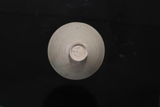 宋斗形开片乳白釉瓷碗