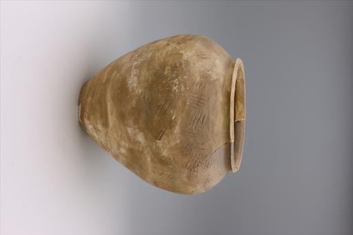 商敛口鼓肩弧腹平底交错绳纹夹砂红陶罐