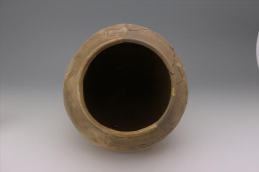 商敛口鼓肩弧腹平底交错绳纹夹砂红陶罐