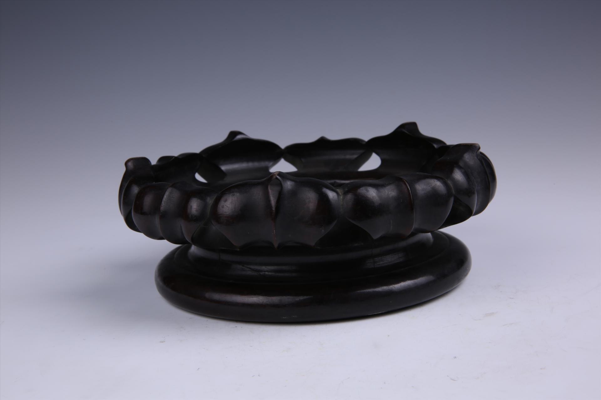 中华民国莲瓣形黑漆木器座