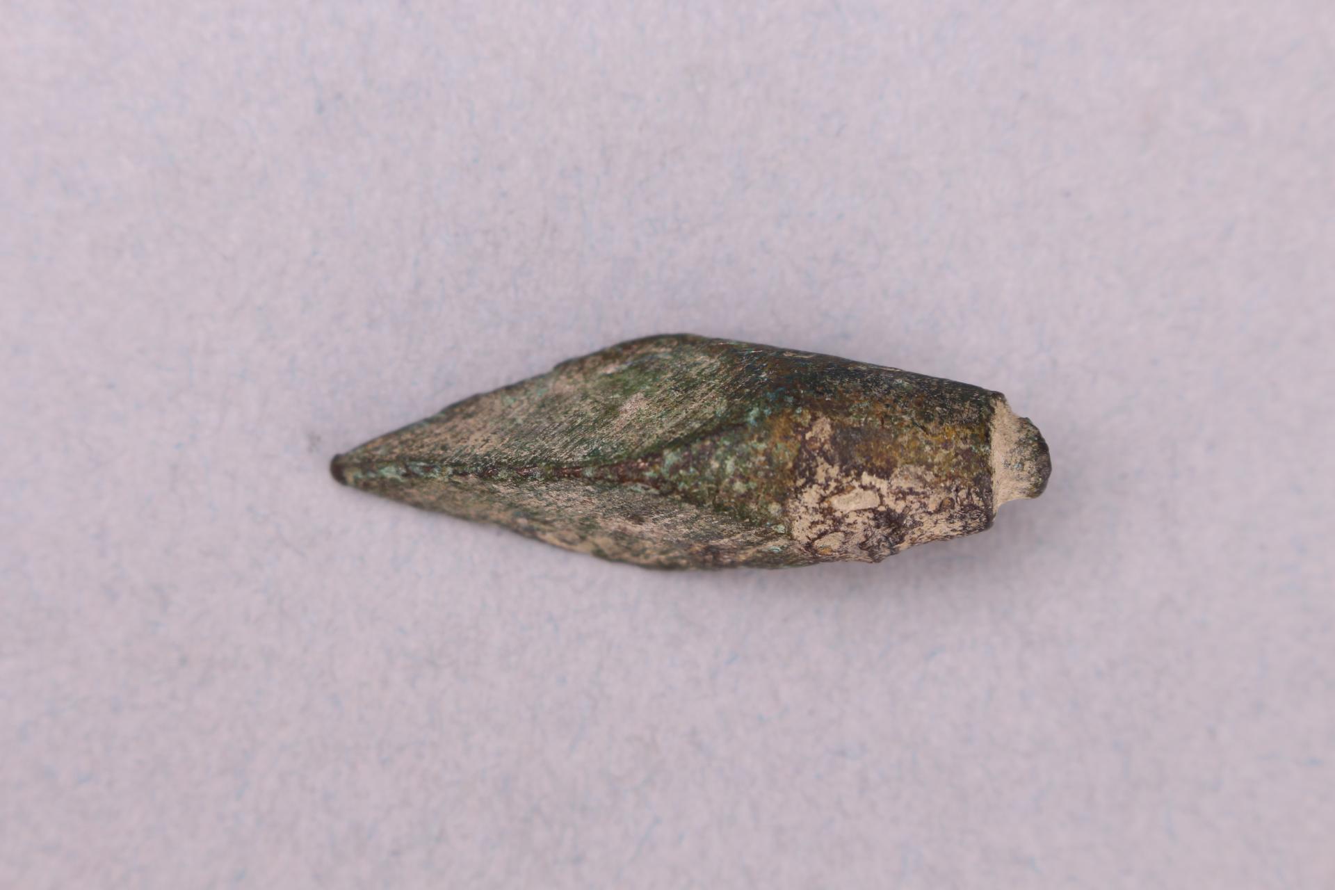 战国时期三翼圆铤铜箭镞