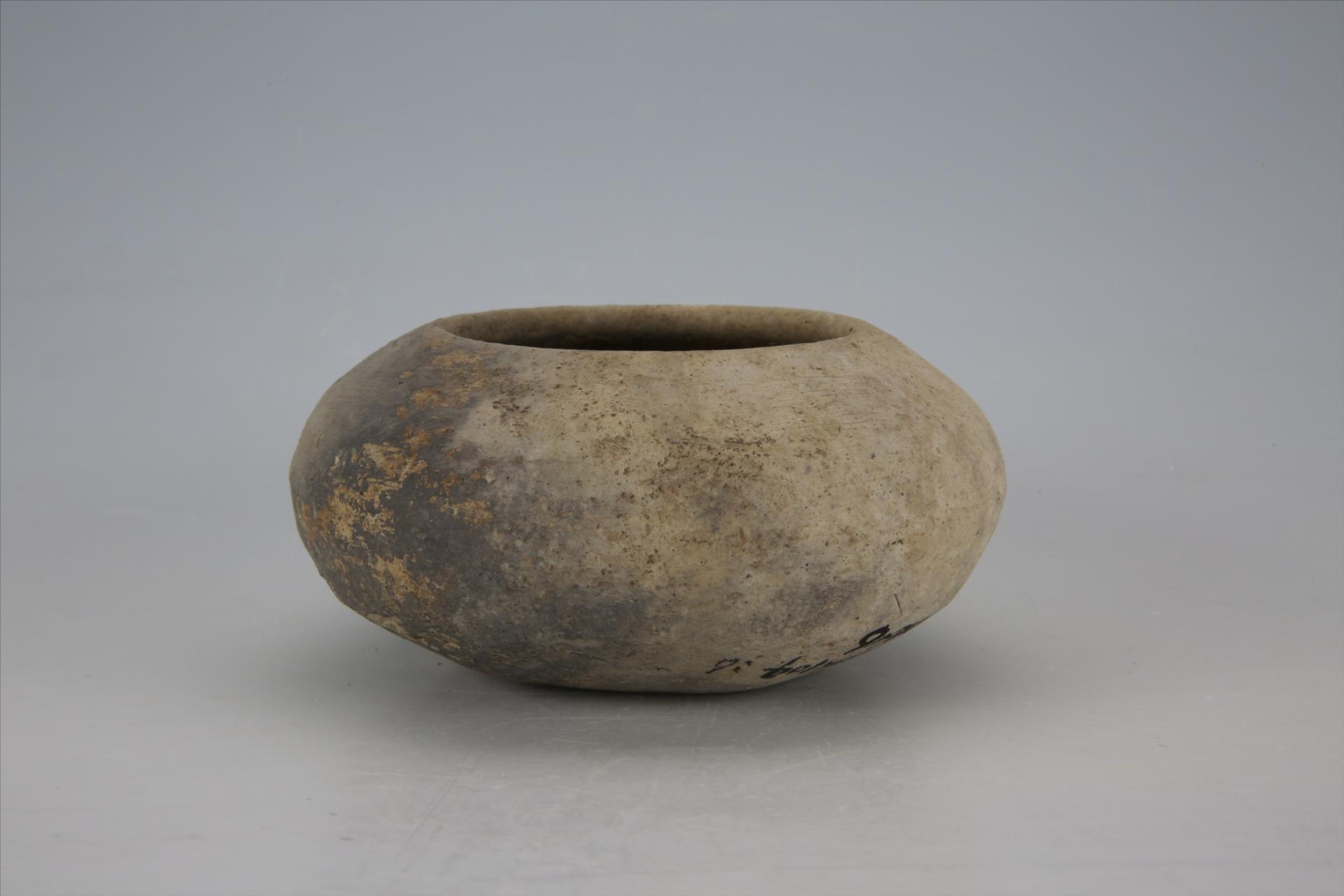 东汉敛口扁鼓腹泥质灰陶釜