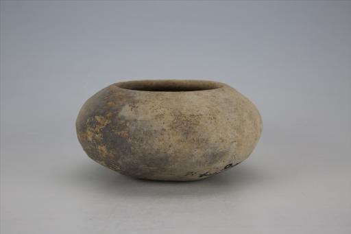 东汉敛口扁鼓腹泥质灰陶釜