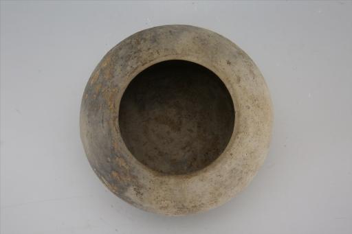 东汉敛口扁鼓腹泥质灰陶釜