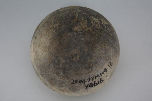 东汉敛口扁鼓腹泥质灰陶釜