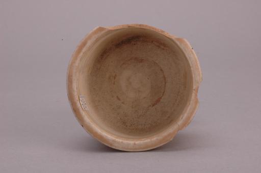 宋圈足三角波折纹瓷杯