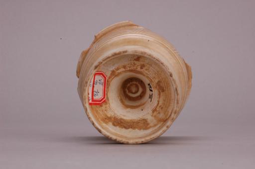 宋圈足三角波折纹瓷杯