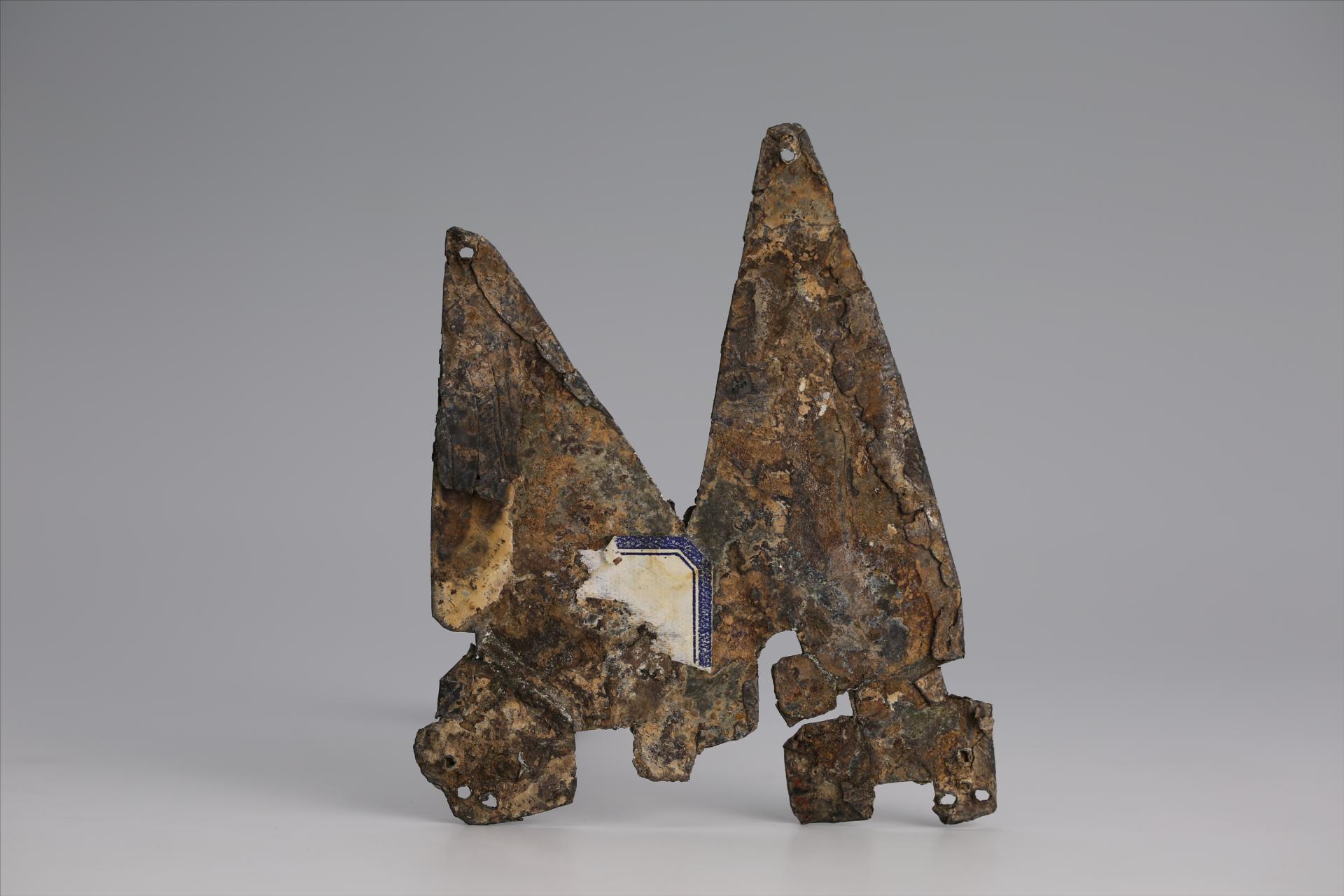 春秋时期燕尾形回首兽形双尾綯纹锡饰片