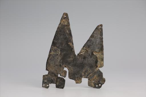 春秋时期燕尾形回首兽形双尾綯纹锡饰片