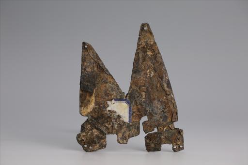 春秋时期燕尾形回首兽形双尾綯纹锡饰片