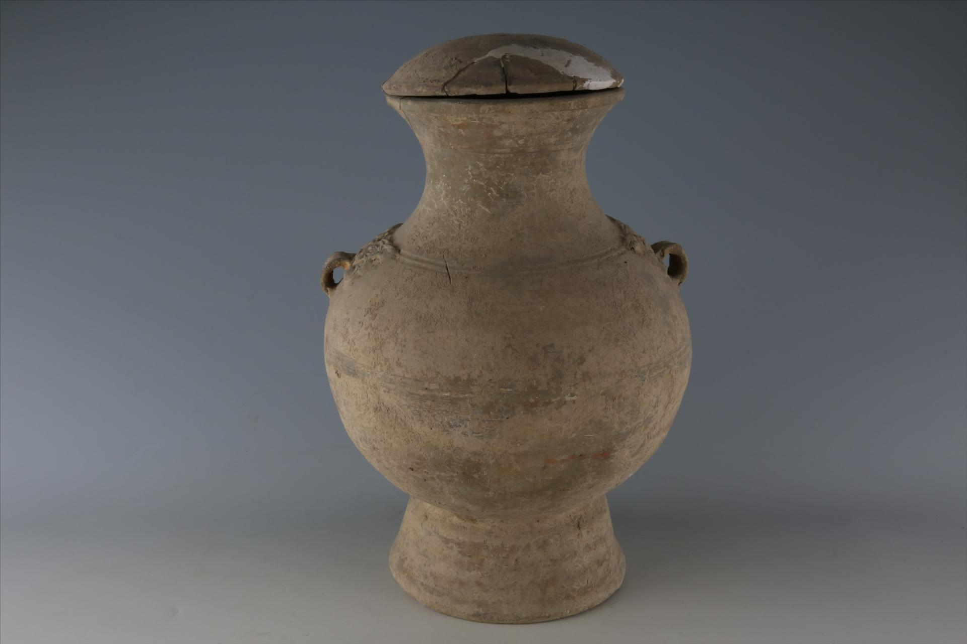 东汉敛口束颈鼓腹高圈足铺首衔环弧顶盖凹弦纹红彩泥质灰陶壶