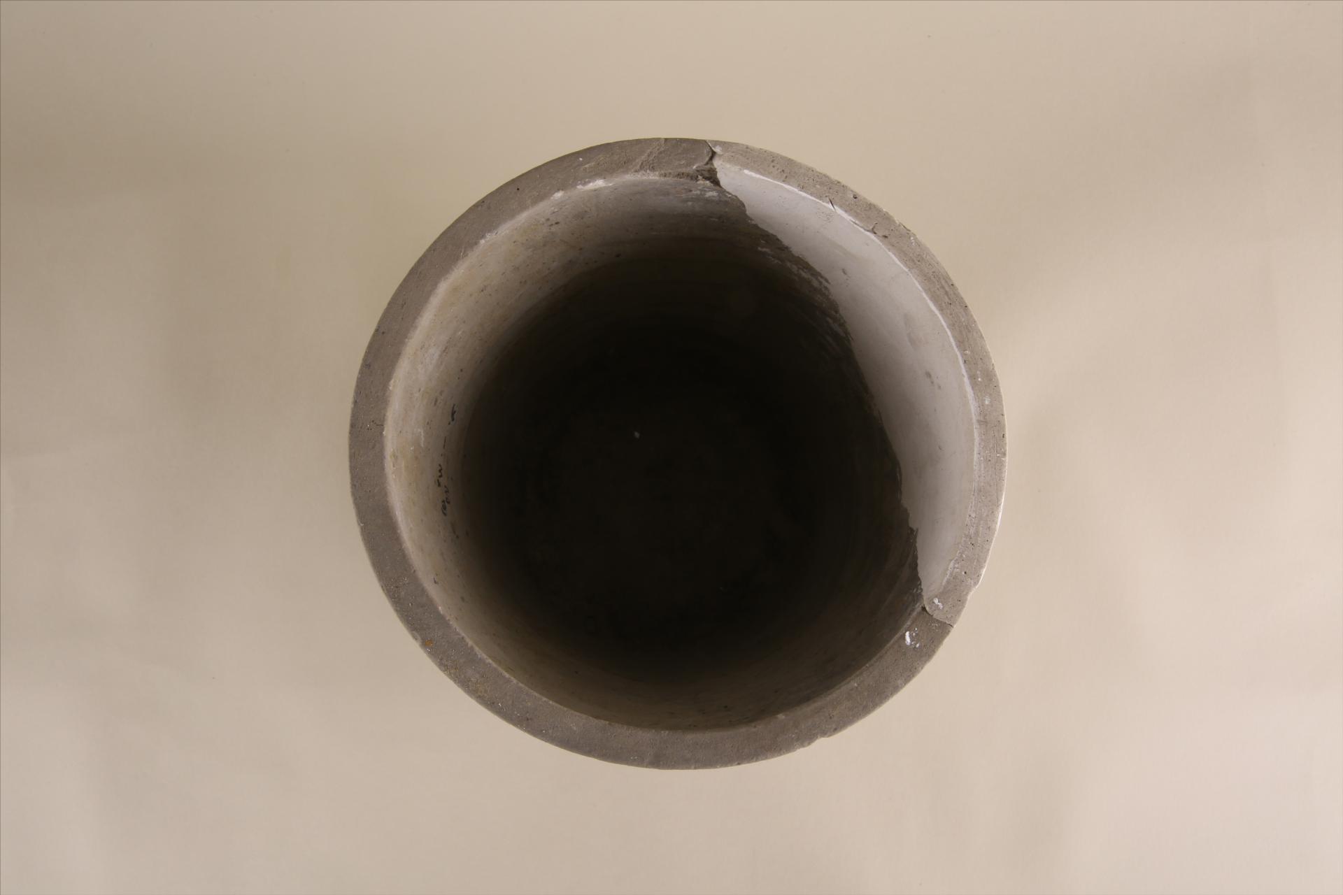 东汉直口方唇直腹平底泥质灰陶井