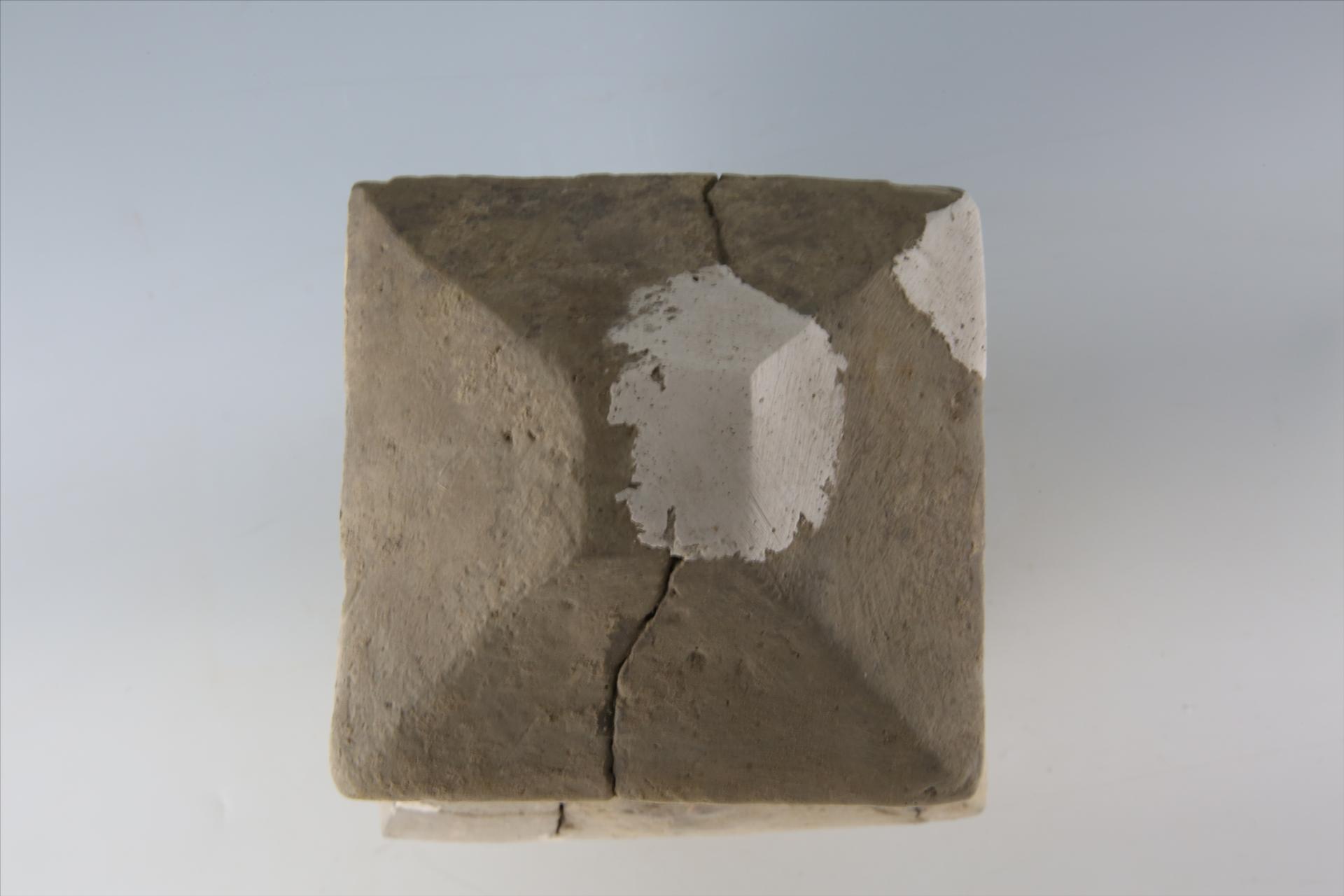 西汉侈口方唇方鼓腹圈足铺首衔环覆斗形盖泥质灰陶钫