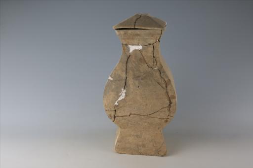 西汉侈口方唇方鼓腹圈足铺首衔环覆斗形盖泥质灰陶钫