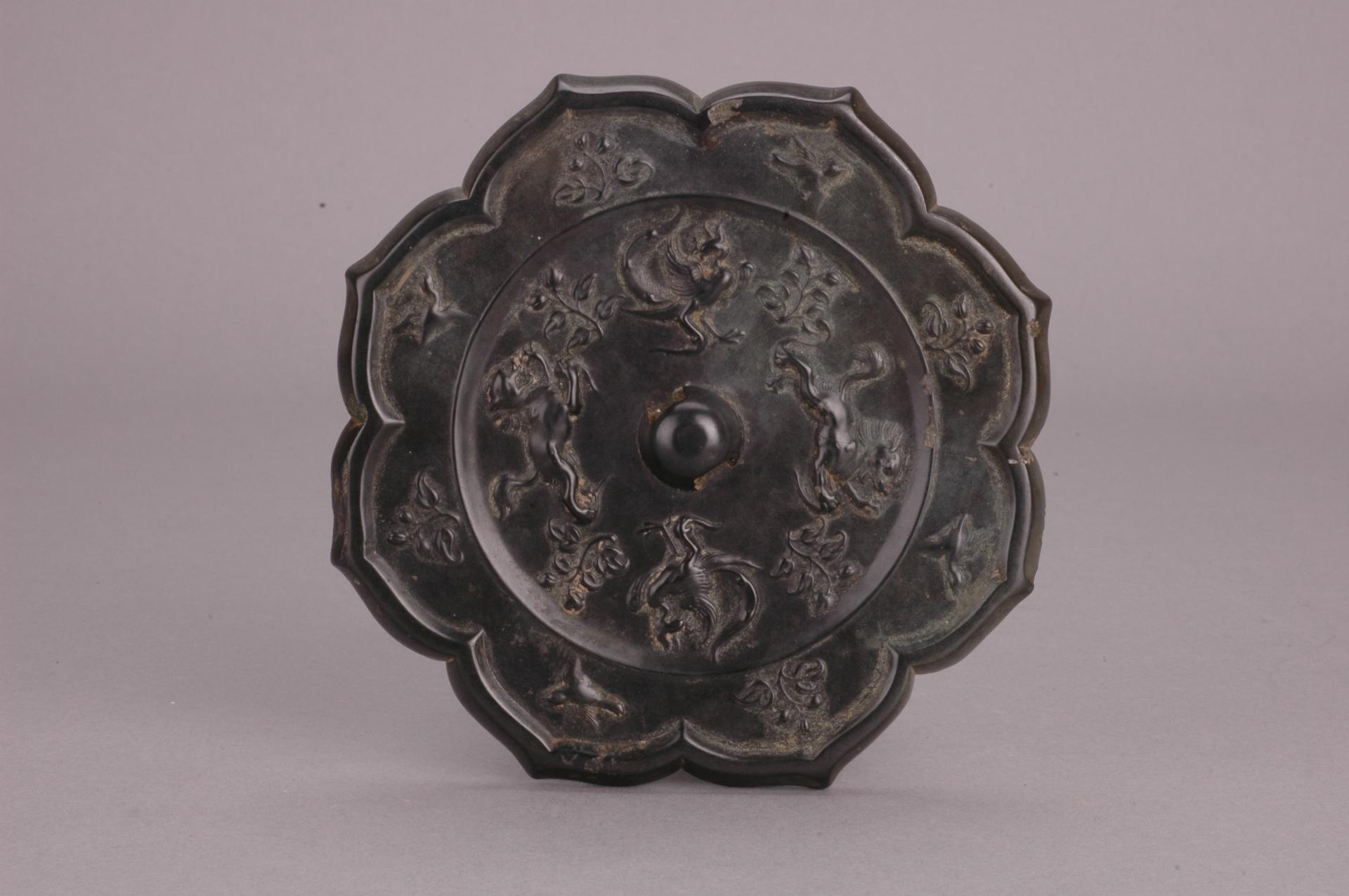 唐瑞兽鸾鸟八瓣莲花镜