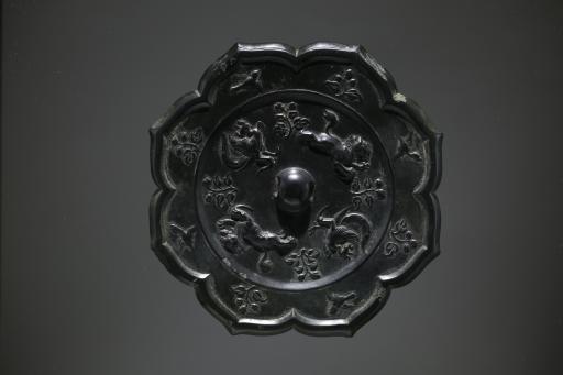唐瑞兽鸾鸟八瓣莲花镜