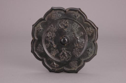 唐瑞兽鸾鸟八瓣莲花镜