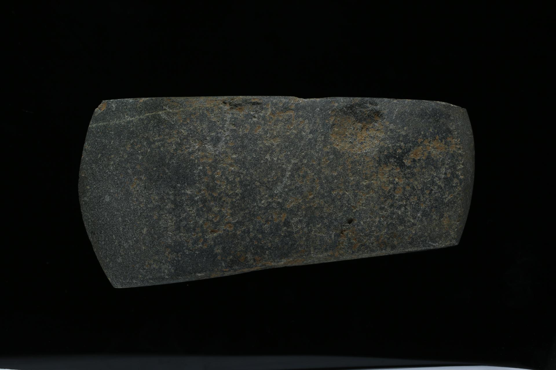 周弧刃青灰色石斧