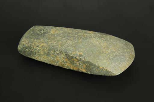 周弧刃青灰色石斧