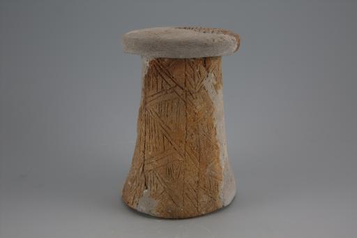 新石器时代大溪文化弧顶斜直壁刻划线纹红陶支座