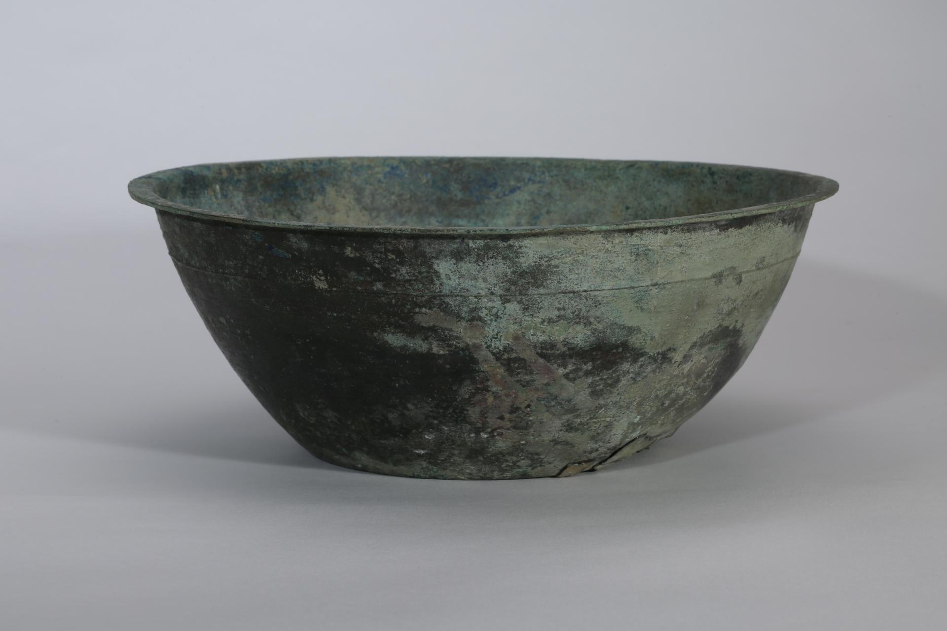 东汉凸弦纹铜盆