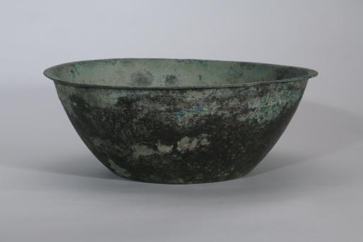 东汉凸弦纹铜盆