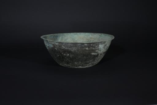 东汉凸弦纹铜盆